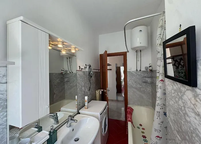 In The Διαμέρισμα *